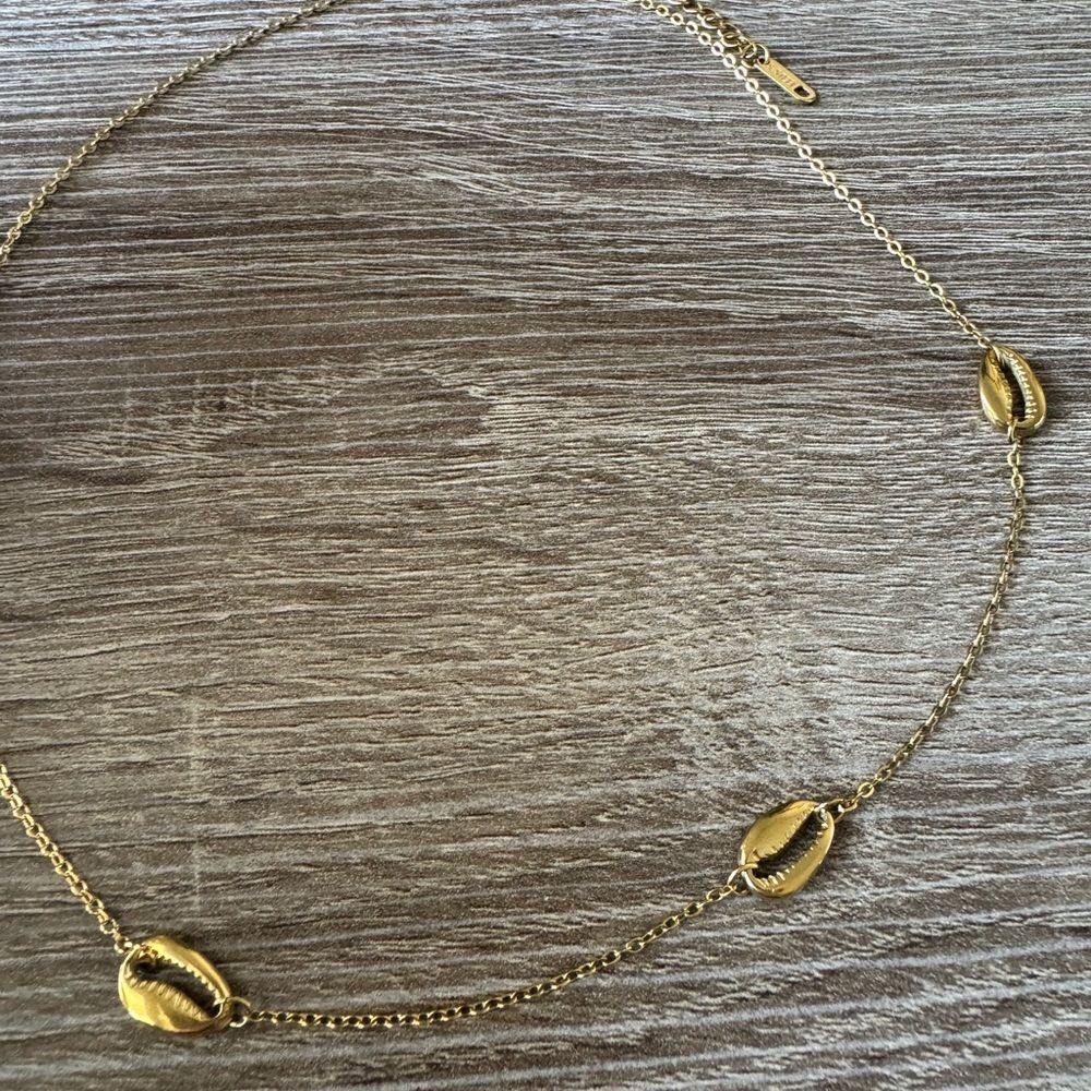Gold Shell Necklace A1255 - Picture 3 of 5
